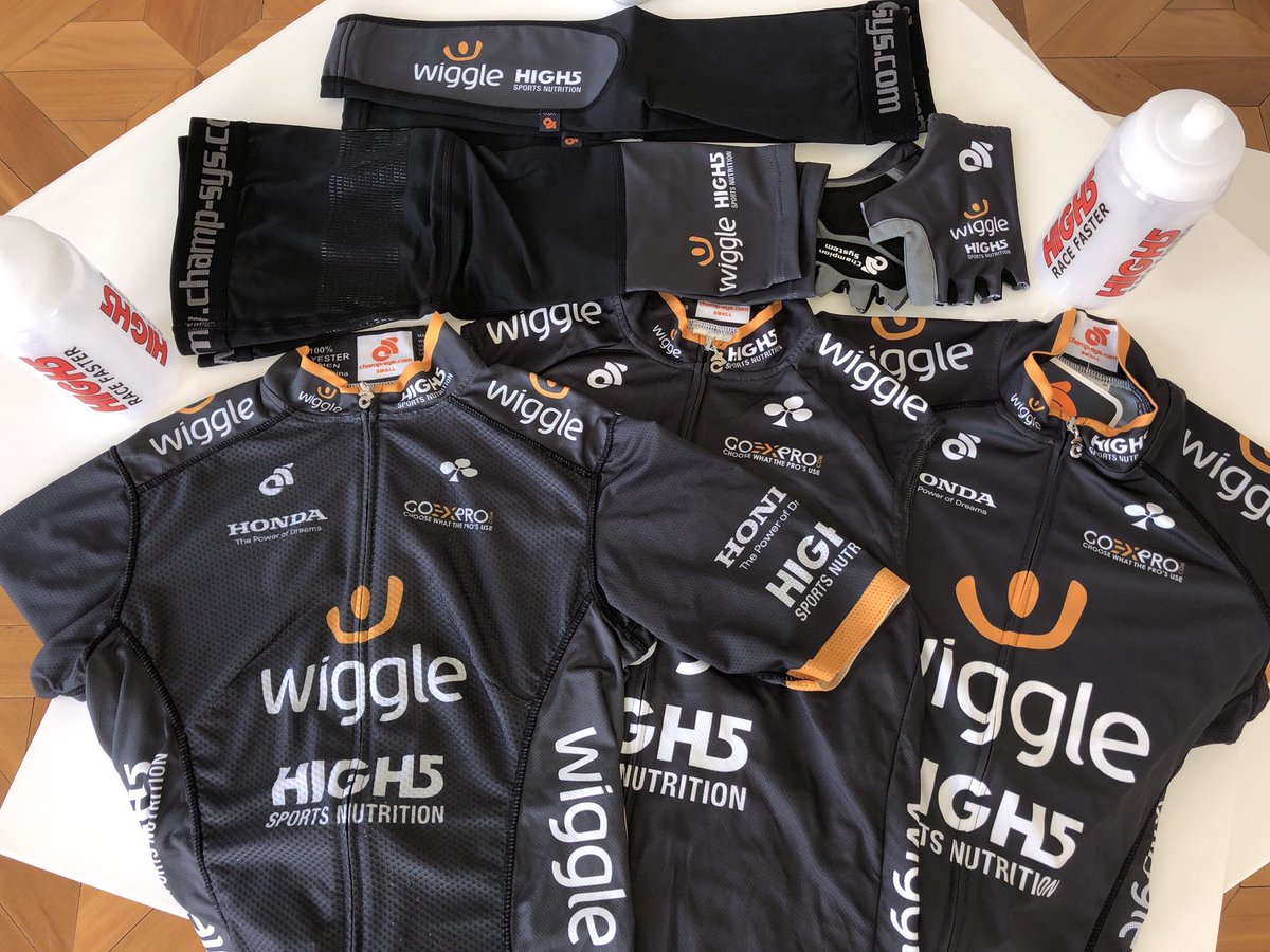 GIVEAWAY! Just retweet for a chance to win this bundle in the next 24hrs! Winner announced tomorrow at 9am CET tomorrow! I’ll be giving away a bundle a day until New Year’s Day!