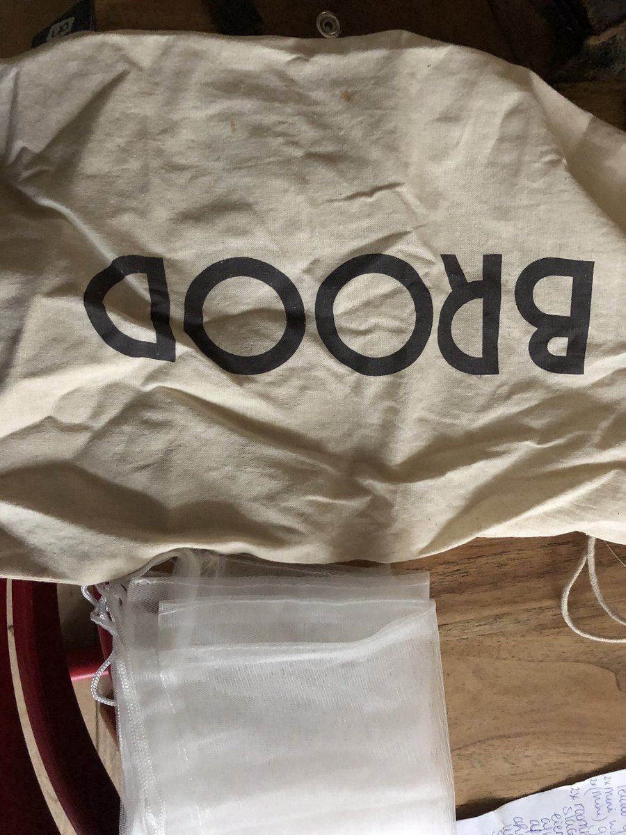 Wij gaan boodschappen doen en proberen echt onze verpakkingsmaterialen en plastic te verminderen. Dus er gaan zakjes mee #broodzak #fruitengroentezakjes en das een uitdaging voor een groot gezin #minimaliseren #plasticsoep