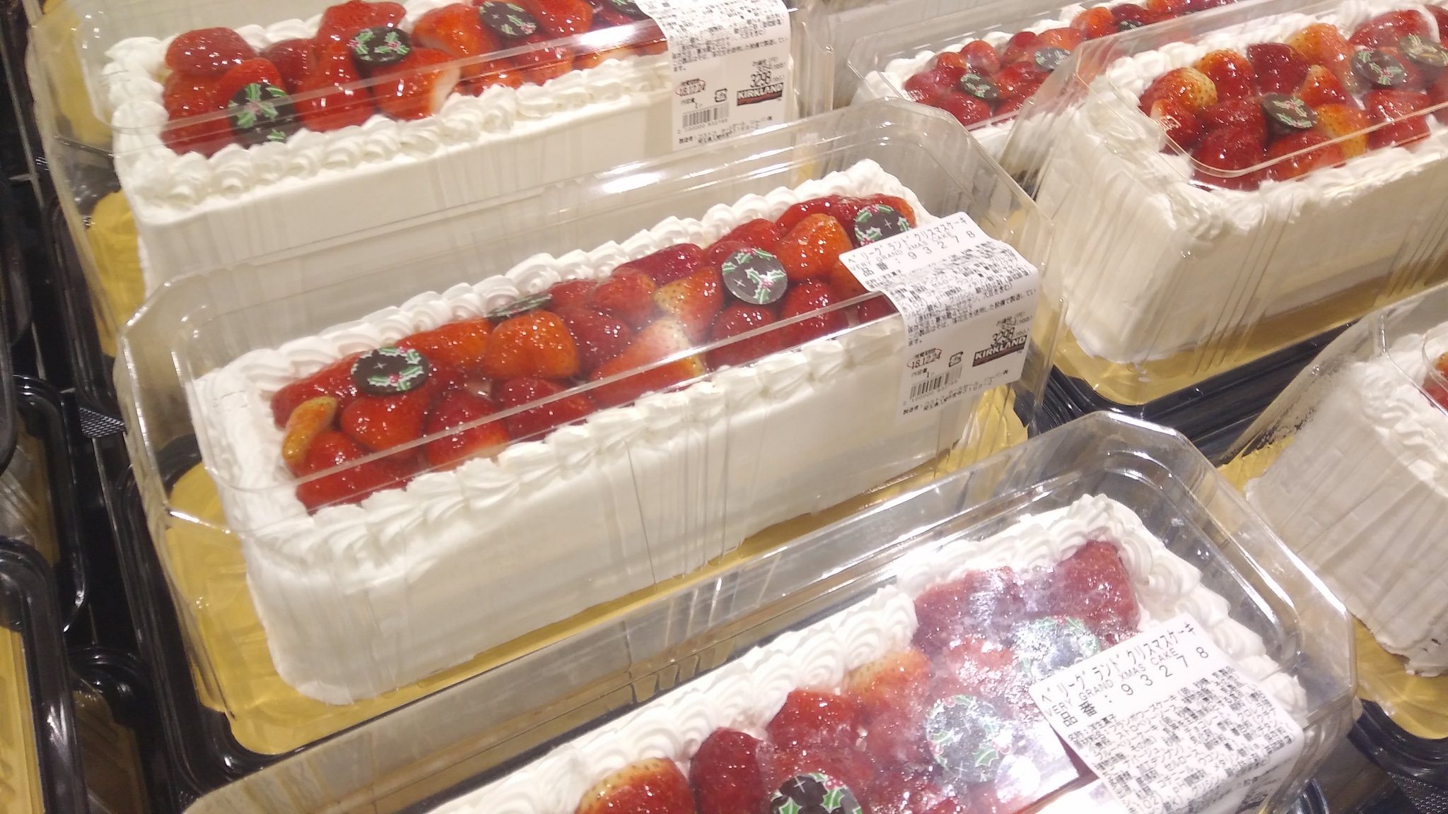 ℕ𝕒𝕥𝕤𝕦𝕞𝕚𝕟𝕟𝕚𝕖 久々のコストコ クリスマスケーキもう売ってたけどちゃんと賞味期限は クリスマスまでになってた スポンジが普通のとチョコの2層になってるらしいから買った W T Co Ieteoaidyv Twitter
