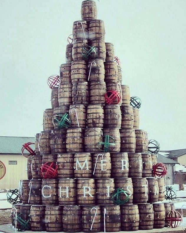 Buenos dias #winelovers un poquito de humor:
- Oye Patxi, que digo yo, que tengo ahí unas barricas usadas que porqué no hacemos algo con ellas.
- No sé...como estamos por Navidades...un adorno pues. Algo sencillo Iñaki...
- Pues venga... vamos 
#FelizSábado #FelizNavidad #humor