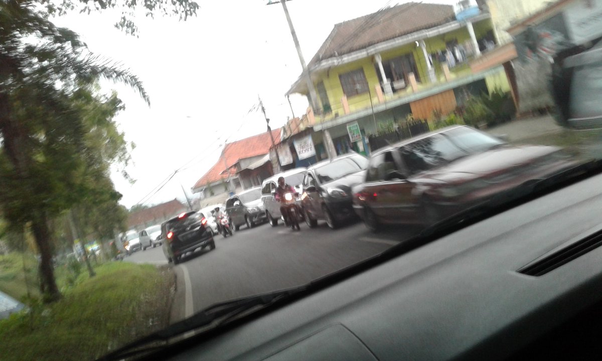 _indraSIC's tweet photo. 16:00 raya oro-oro ombo arah BNS padat merayap... @PuspitaFM @infomalang @e100ss https://t.co/9RESVSTgKR