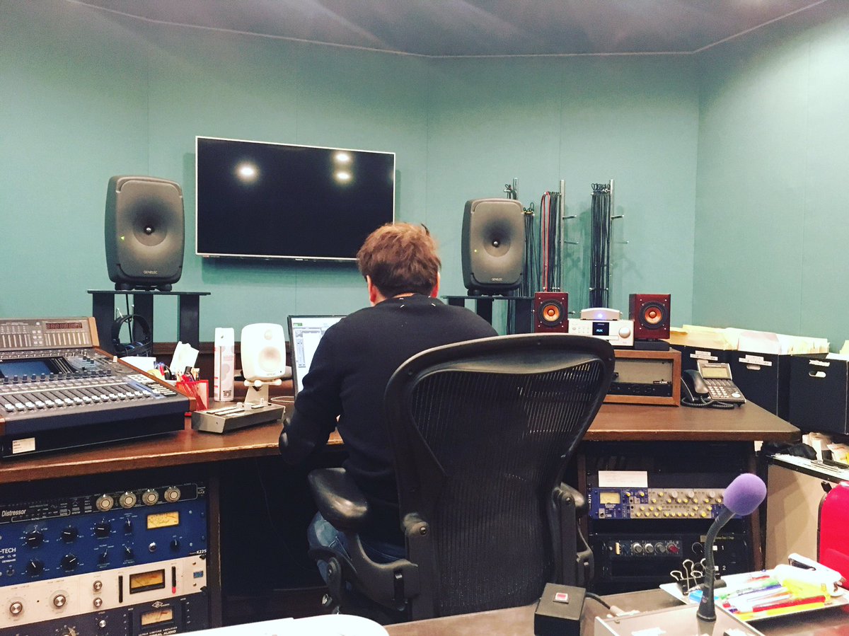 Shinnosuke_Syn's tweet image. ミックスダウン終了〜！彼等の歌声全てを知り尽くしているエンジニア氏の手によって超カッコイイ楽曲が完成！色々振り返ると約1年越しの完成（笑）あとは映像チームがステキなMV作ってくれるのを待つのみ👌来年、いつになるのかなぁ？お楽しみに！

#mixdown #trackdown #engineer #studio #newsong