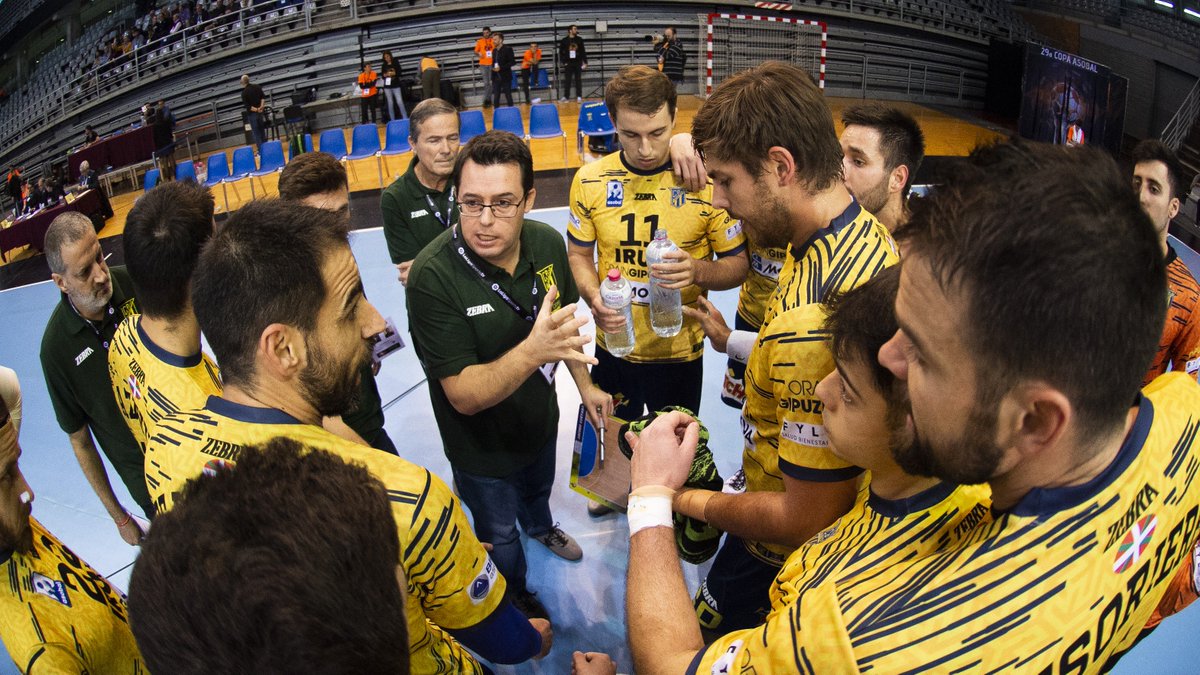 CDBidasoaIrun's tweet photo. 🤾🏽♂️ ¡Matchday!
🏆 #CopadelRey2019. Tercera eliminatoria. Partido de vuelta.
⚔️ Bidasoa-Irun 🆚 @atlvalladolid.
🏟️ Artaleku.
🕖 A las 19.00 horas.
Tras el empate de la ida, los subcampeones de la #CopaAsobal2018 vuelven a casa en el último partido del año.
(📸 Víctor Salgado) https://t.co/fd3KzwzcWf