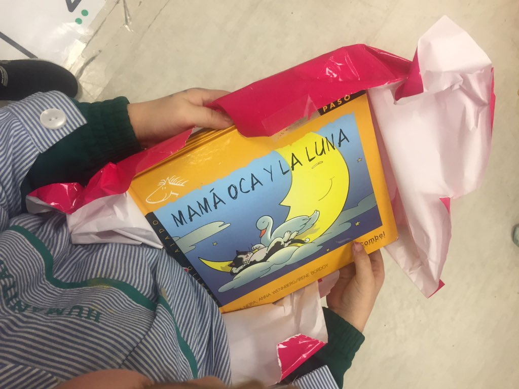 nazahbst's tweet photo. Recibimos un regalo de nuestros compis mayores de 5 años! #dragones #4añosE #HBST https://t.co/eMrmyzzvha