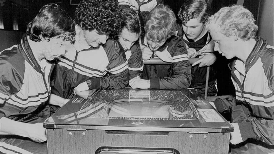 ArcadeHry's tweet photo. Arkádové hry přináší zábavu každé generaci. Na fotografii z roku 1984 můžeme vidět šestici hochů hrajících na stolkové verzi automatu. Tak vezměte celou rodinu a přijeďte si o víkend zahrát. https://t.co/HZXPwASsJF