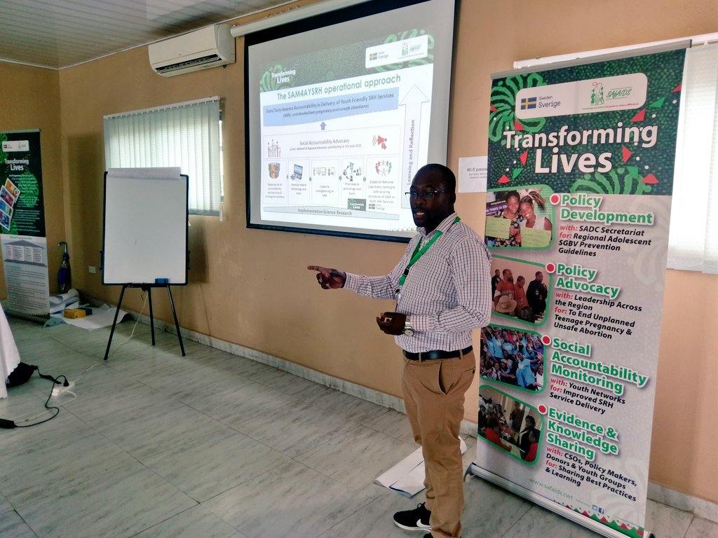 SAfAIDS's tweet photo. SAfAIDS Social Accountability Specialist, explaining how to operationalise the MobiSAfAIDS model and how it links into the Regional Tranforming Lives programme. #socialaccountabilitymonitoring @LoisChingandu @Rouzeh @SAFAIDSzambia @chrispinchomba @swedense https://t.co/II3mPZwoOg