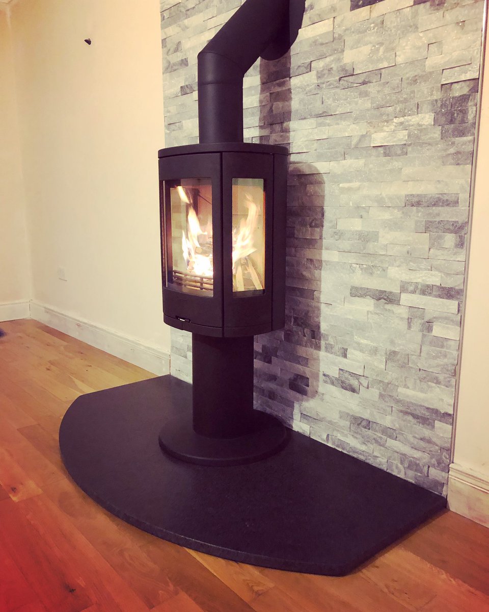 hotstovesni's tweet photo. @ConturaStoves @ConturaPhil @FlueandDucting last install of 2018. Contura 880 with ice grey stone cladding and leather granite hearth. https://t.co/mwa3A7ytMw