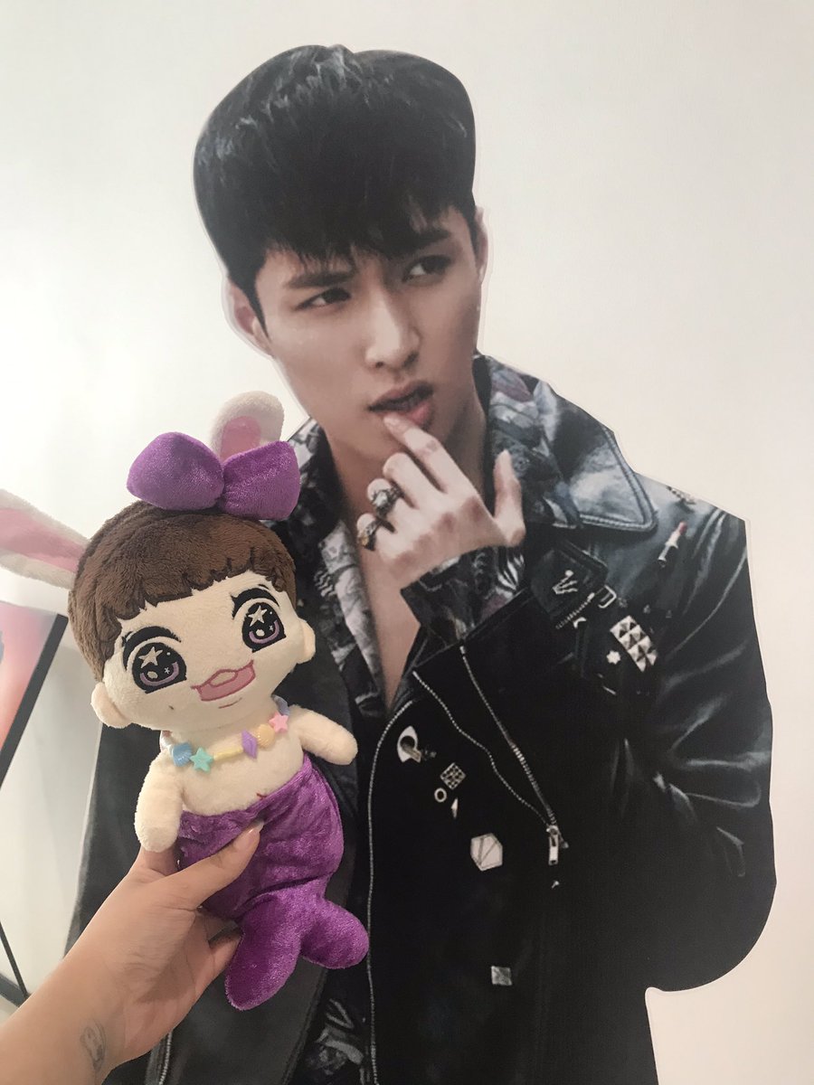 SN_amityNiwa's tweet photo. พาลูกมาหาพ่ออออออออออ งื้ออออ นัลลั๊คที่สุดเลยค้าบบบบบ💜 #วันแว๊นแว๊นกับEXO https://t.co/1UOPV2Pc1T