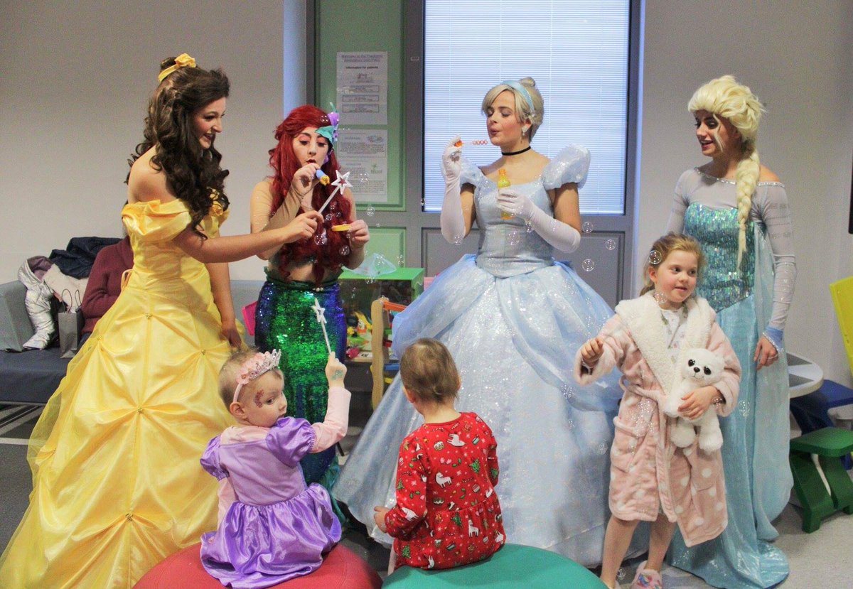 OUAwishevents's tweet photo. @Some lovely images captured by #capturemehappy taken at the #tunbridgewellshospital on our visit to the children’s ward this week! 🎄 #nhs #tunbridgewellshospital @MTWnhs https://t.co/HKEYrP4Z2e