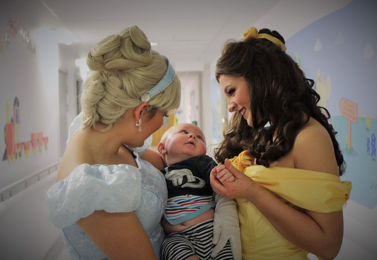 OUAwishevents's tweet photo. @Some lovely images captured by #capturemehappy taken at the #tunbridgewellshospital on our visit to the children’s ward this week! 🎄 #nhs #tunbridgewellshospital @MTWnhs https://t.co/HKEYrP4Z2e