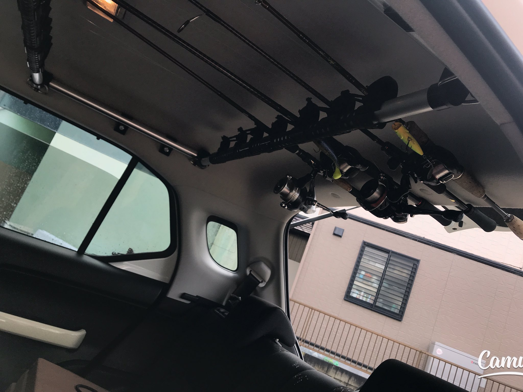 かいと ビフォーアフターの車種違うけどグラグラ洗濯バサミロッドホルダーから イレクターパイプ部品使っていい感じにできた ĺ 3000円でできたからおっけ 後部座席の人のこと考えて竿はムリクリパイプ上にぶち込みング