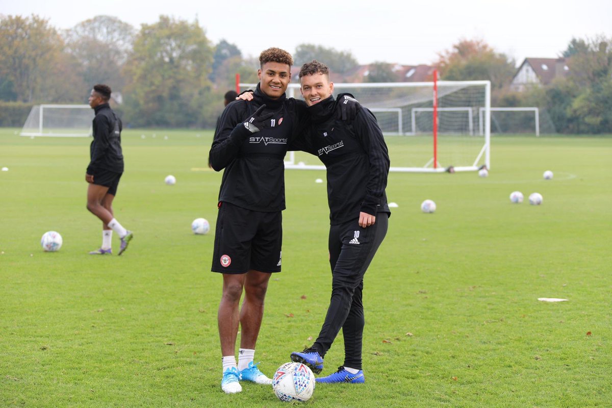 Boblar10's tweet image. 🎄B🎄B 🎅🏾🎄RT 2 Win training tops &amp;amp; player hoodie😎🐝😎 courtesy of @JMcEachran20 @sergicanos JJ &amp;amp; Ollie 🐝 
1 item to 4 different winners.       Merry New year 🎅🏾🎅🏾🎅🏾🎅🏾.