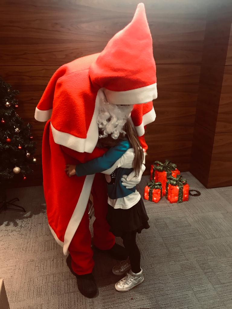 Yesterday afternoon our IPM <a href="/EssexJuggler/">RichardJugglerAustin</a> took to the streets of  London handing out presents to children of <a href="/DPC_AQUA_AURUM/">DUAL Private Client- Aurum</a> and then collecting for <a href="/charityspoon/">Wooden Spoon</a> with a very helpful #Elf <a href="/rhirhi00/">Rhianna Cunningham</a> Merry Christmas everyone.