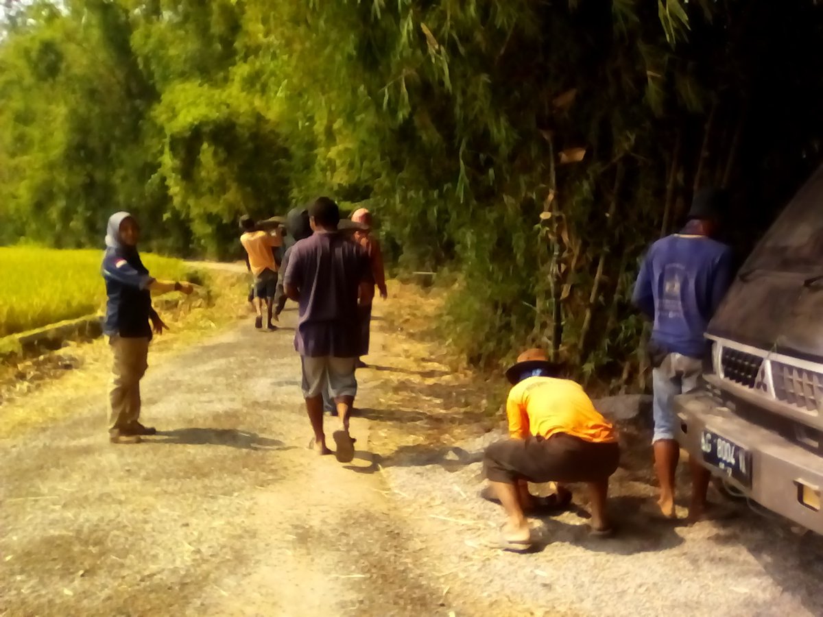 titien71's tweet photo. Kegiatan aspal (lapen) jalan tani, melancarkan perekonomian Desa.
Desa Sekaran Loceret Kab.Nganjuk
#JokowiMembangunDesa 
#TPPIJawaTimur 
#TPPIkabnganjuk 
@jokowi 
@EkoSandjojo 
@anwsanusi 
@taufikmadjid71 
@fachrilabalado https://t.co/W1HvAfTPSR