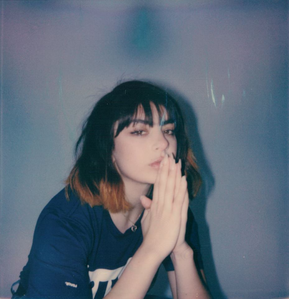 vero_community's tweet photo. Fancy a phone chat with @charli_xcx?
Enter Charli's #AngelPhone artwork competition #ExclusivelyOnVero & keep your phone on loud over the holiday period!
Enter now - https://t.co/dLGlas6W39 https://t.co/RXVIwGCRe2