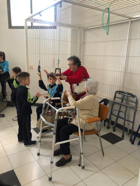 NSMonteSion's tweet photo. Gran experiencia de nuestro alumnado en la residencia @MiVedat_resi 
¡Sonrisas para todos!
Más información y fotos en el enlace https://t.co/AQlZaPKZZD

#SeguimosEnCon_Tacto #NSMontesion #Intergeneraciones #mivedat https://t.co/tR21rrKHPX