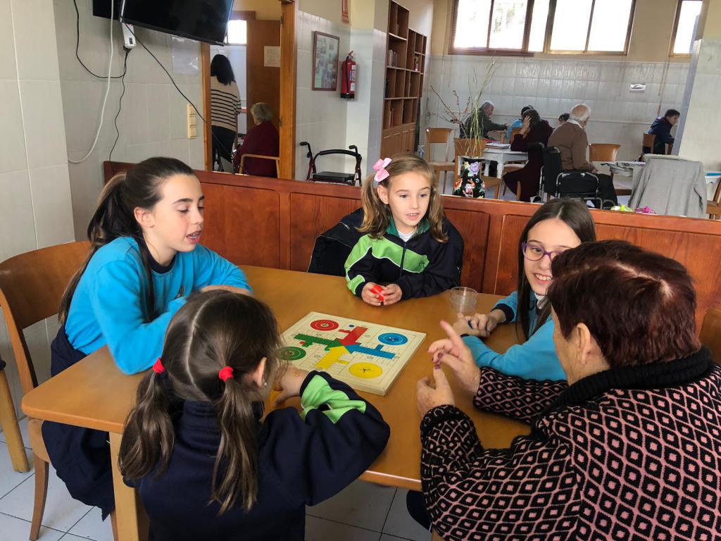 NSMonteSion's tweet photo. Gran experiencia de nuestro alumnado en la residencia @MiVedat_resi 
¡Sonrisas para todos!
Más información y fotos en el enlace https://t.co/AQlZaPKZZD

#SeguimosEnCon_Tacto #NSMontesion #Intergeneraciones #mivedat https://t.co/tR21rrKHPX