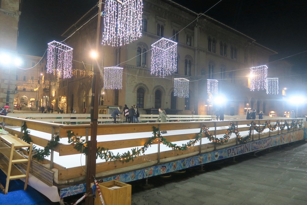 naoko_perugia's tweet photo. Bello il centro storico di #Perugia vestito di luci nel periodo natalizio #Umbria #Italy #イルミネーション に #中世 の町並みが照らされてきれいな #クリスマス 前の #ペルージャ。#イタリア #ウンブリア スケートで楽しむ子や人たちもいて楽しそう。#Perouse #Ombrie https://t.co/zTfEDmxXJS https://t.co/kWgBNup5YT