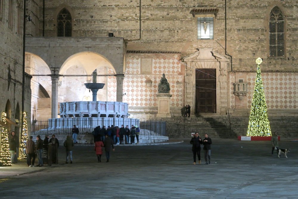 naoko_perugia's tweet photo. Bello il centro storico di #Perugia vestito di luci nel periodo natalizio #Umbria #Italy #イルミネーション に #中世 の町並みが照らされてきれいな #クリスマス 前の #ペルージャ。#イタリア #ウンブリア スケートで楽しむ子や人たちもいて楽しそう。#Perouse #Ombrie https://t.co/zTfEDmxXJS https://t.co/kWgBNup5YT