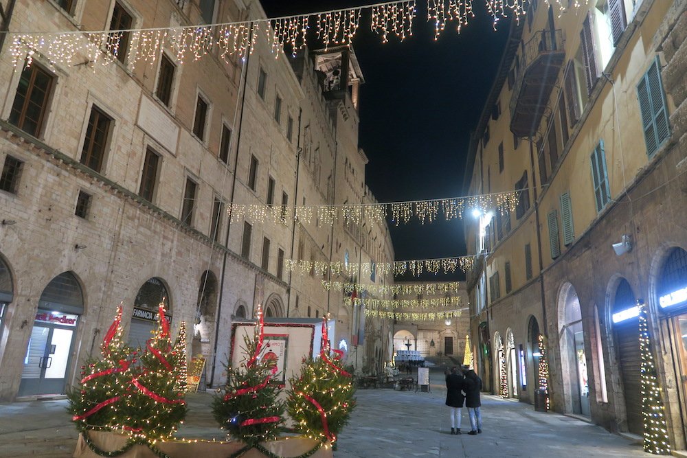 naoko_perugia's tweet photo. Bello il centro storico di #Perugia vestito di luci nel periodo natalizio #Umbria #Italy #イルミネーション に #中世 の町並みが照らされてきれいな #クリスマス 前の #ペルージャ。#イタリア #ウンブリア スケートで楽しむ子や人たちもいて楽しそう。#Perouse #Ombrie https://t.co/zTfEDmxXJS https://t.co/kWgBNup5YT