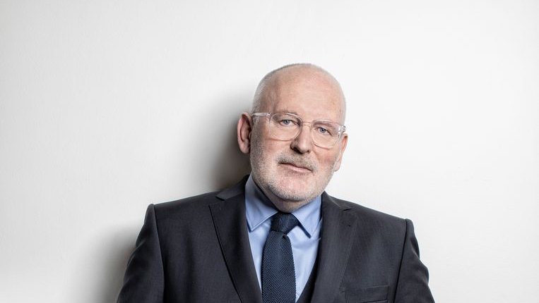 volkskrant's tweet photo. Frans Timmermans wil de redder van Europa worden: 'We staan echt op een kantelpunt in de geschiedenis.' https://t.co/41Q0bwWxzq https://t.co/wHWuGTzcnP
