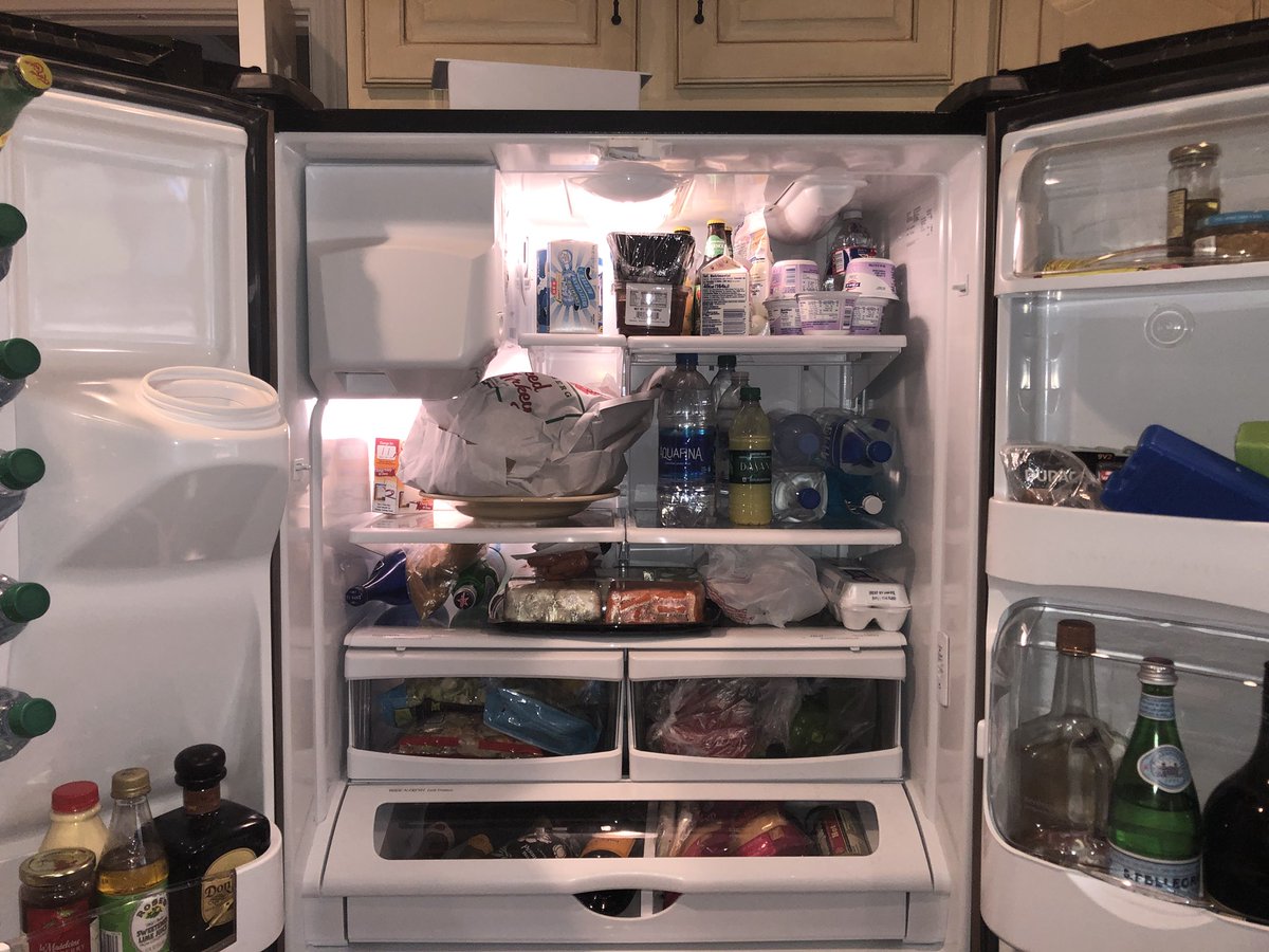 tamu1989's tweet photo. Guests are coming! #merrychristmas #hostess #lovetoentertain #lotsofchampagne #lotsofwater #thankyouforthegreenberg https://t.co/Ep9KdRlEv4
