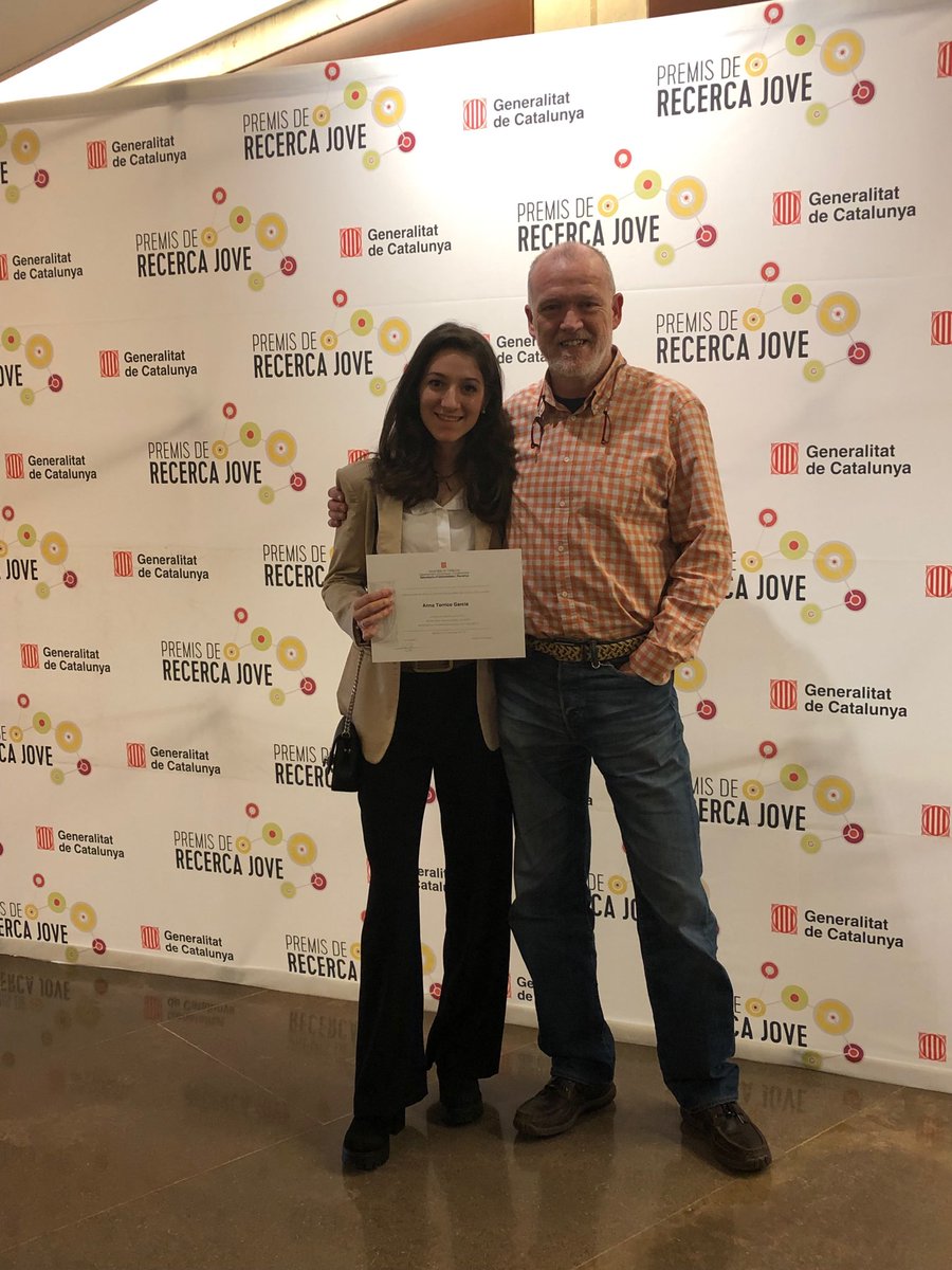 juliahino's tweet photo. Amb l’Anna Torrico de l’@escolapiasarria flamant guanyadora d’un premi #PRJ17 entregats pel president de la Generalitat de Catalunya @QuimTorraiPla que ha tigut un càlid record pels #PresosPoliticos i #exiliats https://t.co/EqIn9taxLd