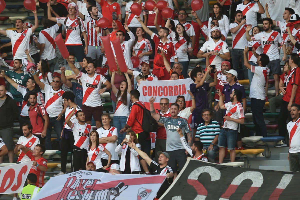 RiverPlate's tweet photo. #VamosRiver ⚪️🔴⚪️

⌚️ 20' ST River 1 - Kashima 0

⚽️ River tuvo el segundo, pero el árbitro sancionó posición adelantada cuando definía Borré. En la réplica, Lux resolvió con seguridad ante un intento de Doi. https://t.co/3l8wQAGT11