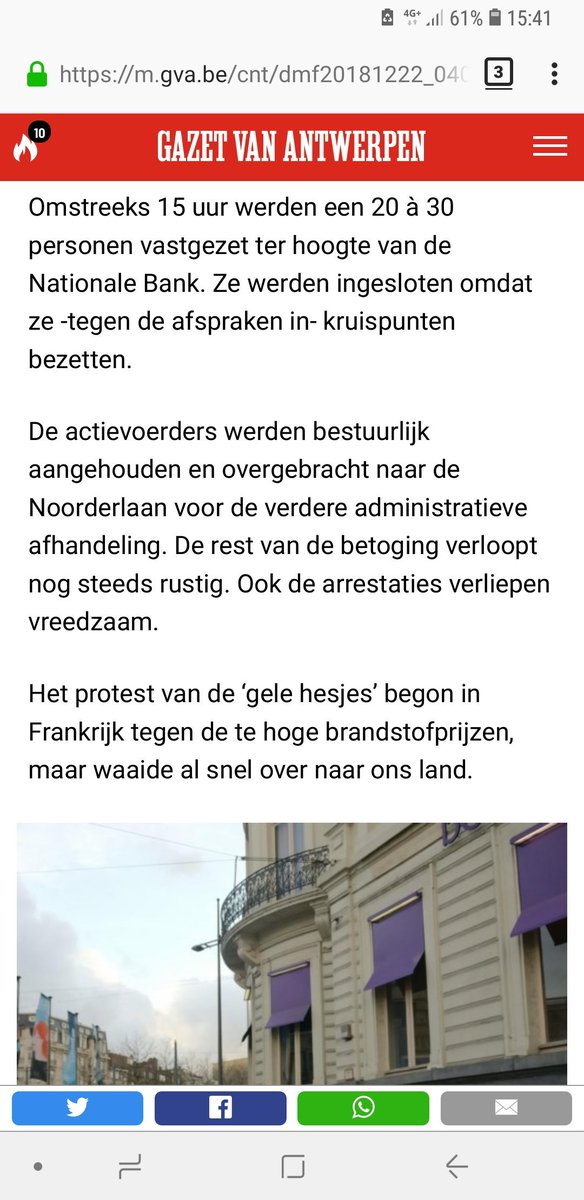 BelmansKasper's tweet photo. "Een 20 à 30 personen werden vastgezet ter hoogte van de Nationale Bank." Dát was dus de reden waarvoor mijn tram stopte, ik afstapte en tot het station wandelde. Overladen met kerstcadeautjes. En mijn trein miste. Ach het kan erger, zo bevestigen 20 à 30 personen. #masterMPC https://t.co/DigdRJGo7r