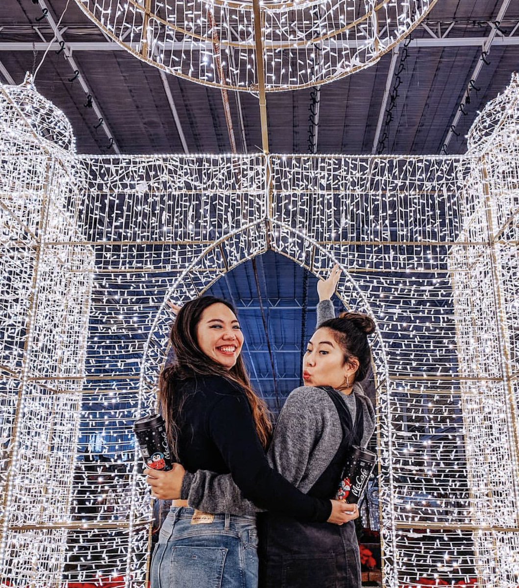 Weekend plans? We have a bright idea 💡 Grab your BFF and strike a pose, look back at the camera and GLOW! bit.ly/2DJ1x95 📷 : <a href="/vancouverfoodie/">Mr Foodie</a> #christmasglow #glowbarrie