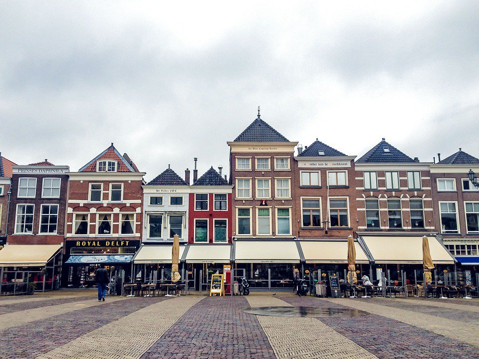 OpstapmetL's tweet photo. DELFT - Voor leuke activiteiten in de winter moet je echt in #Delft zijn! #DeDonkereDagenvanDelft #WintersDelft #TantePaprika #nieuwjaarsborrel! https://t.co/Lknxl9Lopy https://t.co/yYYWf5XHk6