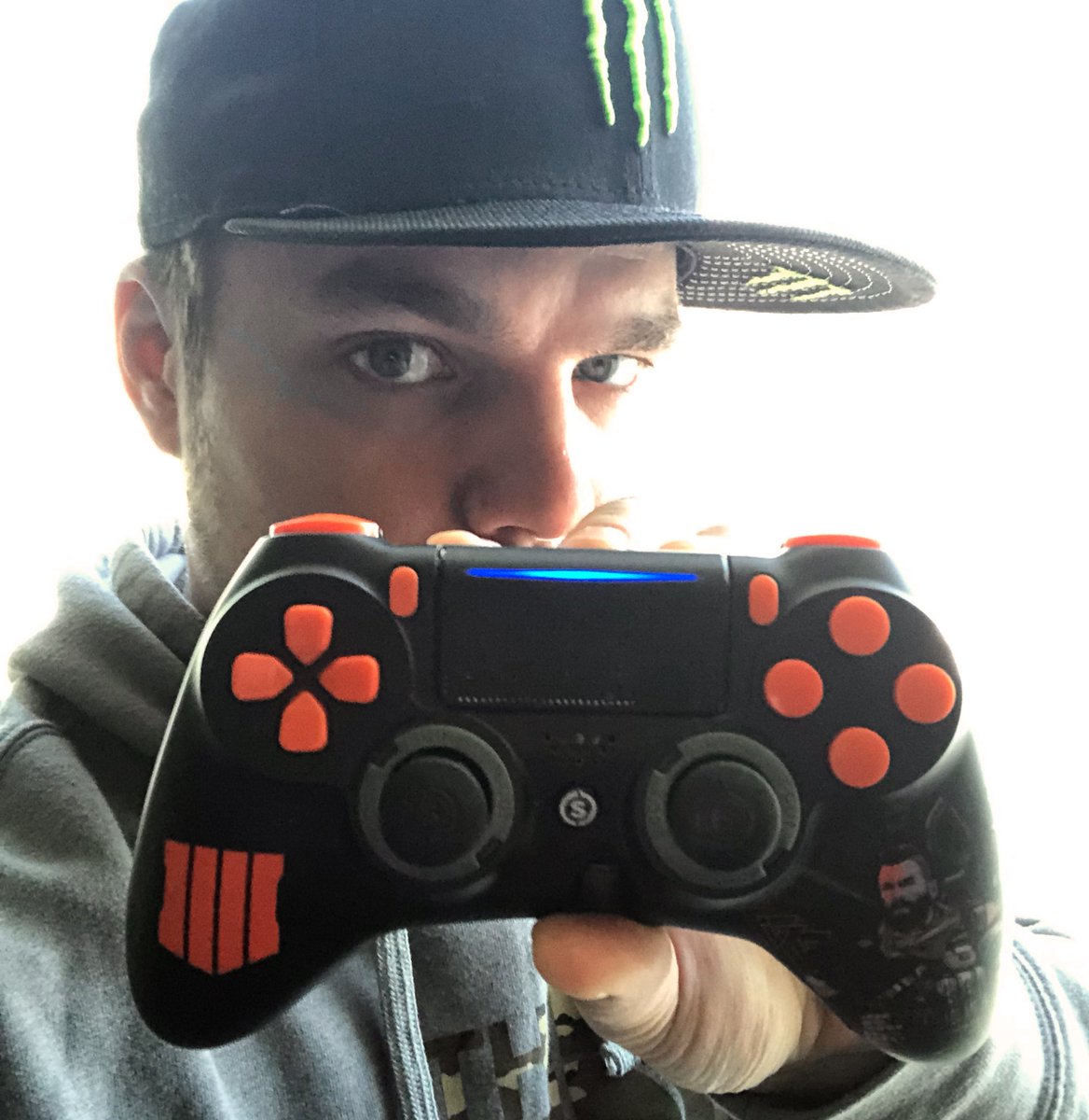 FRSkyRRoZ's tweet image. GAGNE LA MANETTE @ScufFrance Ultra Collector #BlackOps4 !!

#RT et #Follow @FRSkyRRoZ et @ScufFrance 

Tirage au sort le 29 Décembre.
scuf.co/skyrroz (-5% Code Skyrroz)
#ConcoursNoel
