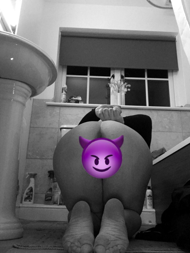 yummymilf18's tweet photo. Wanna spank me? Tie me up? Play with me? 😈 Add my snapchat - Yummymilf18 to get uncensored 🔞 p.s I don’t accept PayPal 💋 https://t.co/6L8MSAUikj