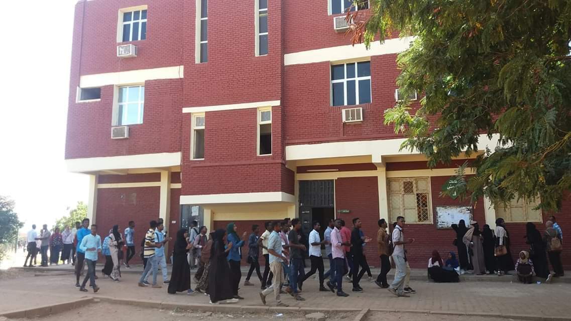 ود مدني ، جامعة الجزيرة مجمع النشيشيبة الآن  ..
أيضا" مايو نص مدرسة أبو تمام تظاهرة عنيفة ومواجهات مع قوات الأمن 
#مدن_السودان_تنتفض 
#مدن_السودان_تنتفض3