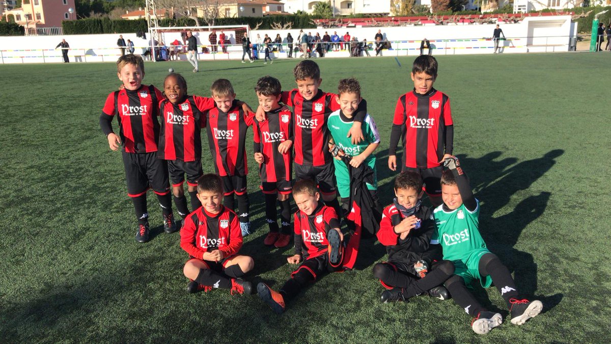 FBHospitalet's tweet photo. Buena victoria prebenjamin A para despedir el año!! https://t.co/GHCXGgwiHP