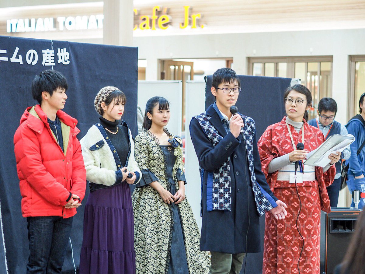 cityfukuyama's tweet image. 【デニムファッションショー開催！】
フジグラン神辺で備後絣とデニムのつながりと魅力を伝えるファッションショーを行いました。福山市内の高校生が発案し実現。
モデルも高校生や大学生などが中心となり、たくさんの笑顔で、絣とデニムの魅力を伝えました！
#福山はデニムの産地