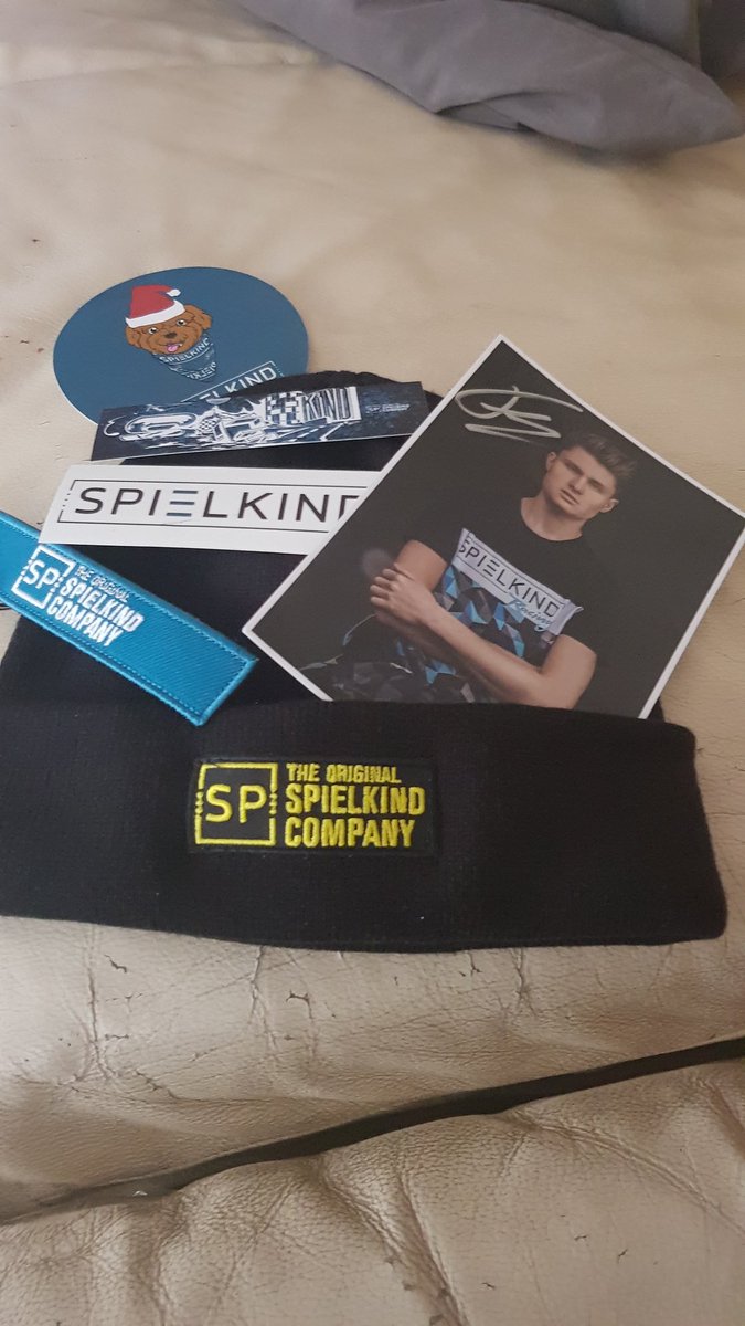 DieArtisten's tweet photo. Eine sehr tolle Mütze gefällt mir sehr gut weiter so @FelixLaden @KatiKarenina @SPIELKIND https://t.co/BCyaWzr4zW