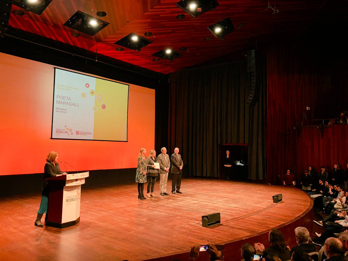 recercauniscat's tweet photo. Comença el lliurament dels #PRJ17, que també s'han concedit a 11 centres d’ensenyament secundari en reconeixement a la seva activitat en aquest àmbit. La recerca és de tipus experimental o teòric i està relacionada amb qualsevol matèria o àrea científica https://t.co/c9V1pEj0M1