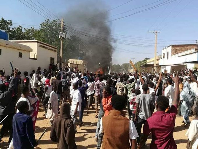 سوو الصفوف كالسيل  شعباً هميم بالحيل

#مدن_السودان_تنتفض