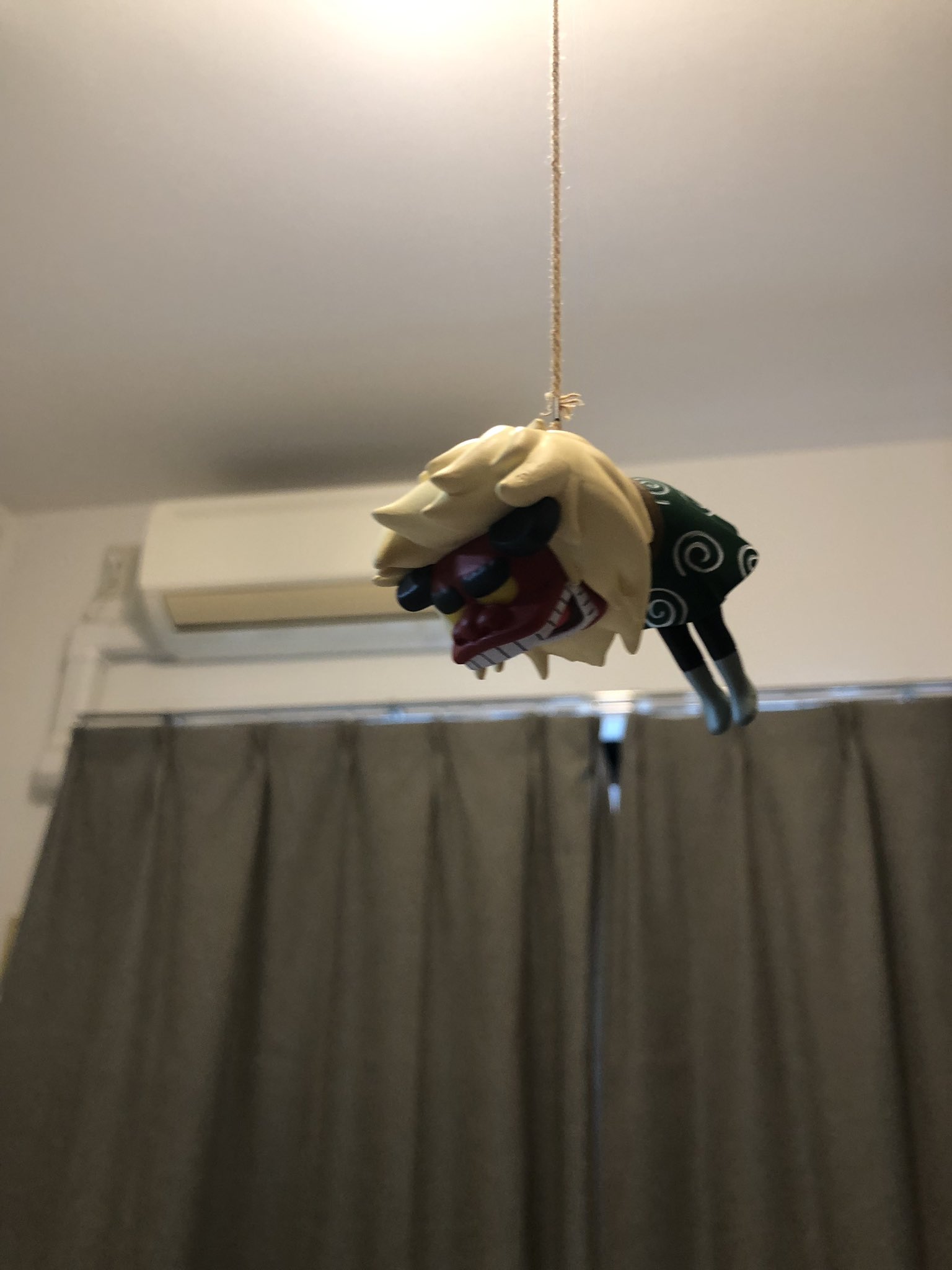 山本さほ 5 26 厄日 6 10 無慈悲 発売 Twitterren オシシ仮面のフィギュアを手に入れたので天井からぶら下げたけど もう何度も頭にあたってるので近々撤去します