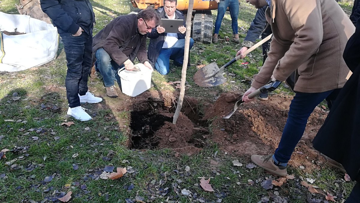 RAQUELMORAL1's tweet photo. Esta mañana hemos vivido un momento muy especial, cumplir la voluntad de nuestra compañera de @aytocalahorra. Ana Margarita Aldama León Un castaño plantado en nuestro parque del #cidacos hará que todos la recordemos para siempre, hasta siempre Marga 😘 https://t.co/bauyQ2btFl