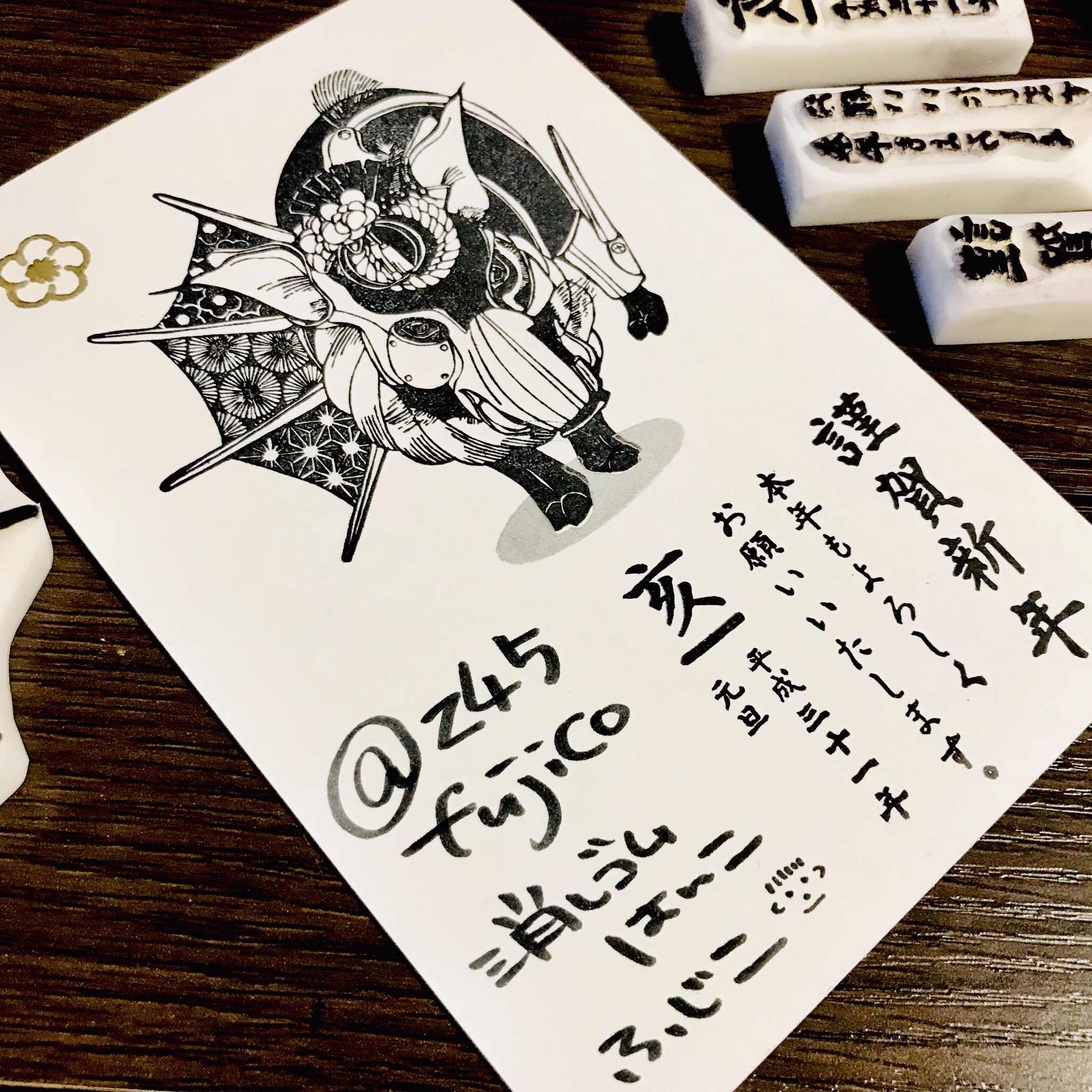 ふじこ 消しゴムはんこ 年賀状できたー 正月早々に半改造されるイノシシくん またセブンイレブンネットプリントで配布しようかな また準備できたらツイートするよ 消しゴムはんこ T Co Dckb6dkakq Twitter