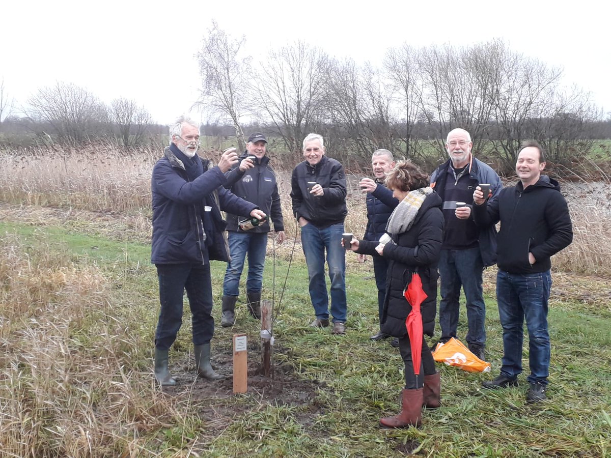 We hebben er een bijenboom BIJ! 🐝🐝Hij is geschonken door de Imker Vereniging Ruinen. We hebben hem samen bij het wandelpad bij de kerk geplant en volgens traditie gedoopt met wijn! 🍷