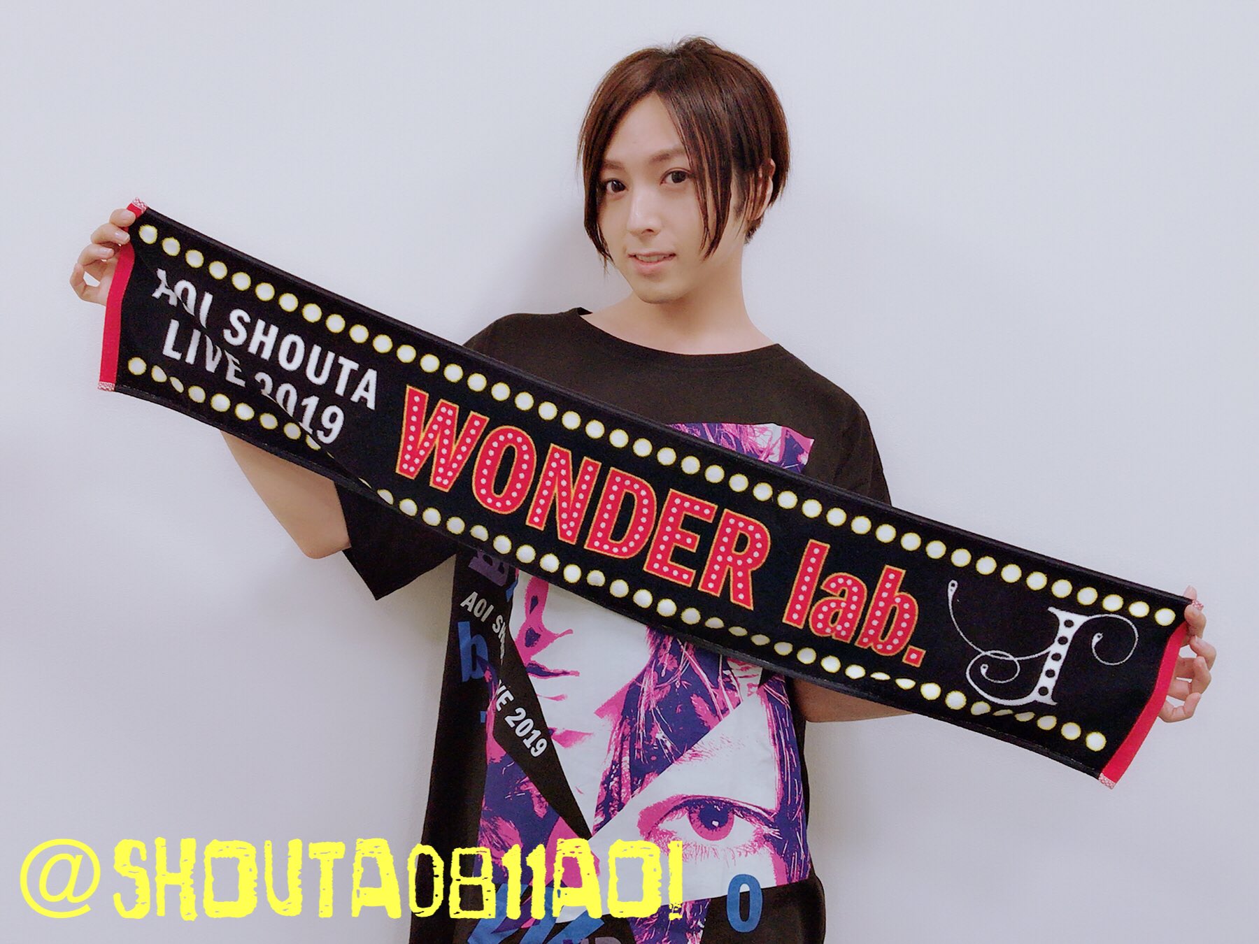 蒼井翔太 今日最後の紹介はマフラータオル デザインがこれから楽しいshowtimeが始まる感じ これで汗を沢山拭いてください また明日 紹介していくよー T Co Fbxu1llh0i Twitter