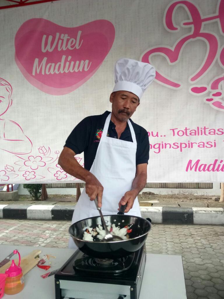 ayunewongkwang's tweet photo. Sejenak lepas rutinitas urus jaringan Chef Mahfud serius mmasak #MNTREG5 #BRIGHTTR5 #TelkomFuntastic5 @_funtastic5_ https://t.co/WEwwz7WhHh