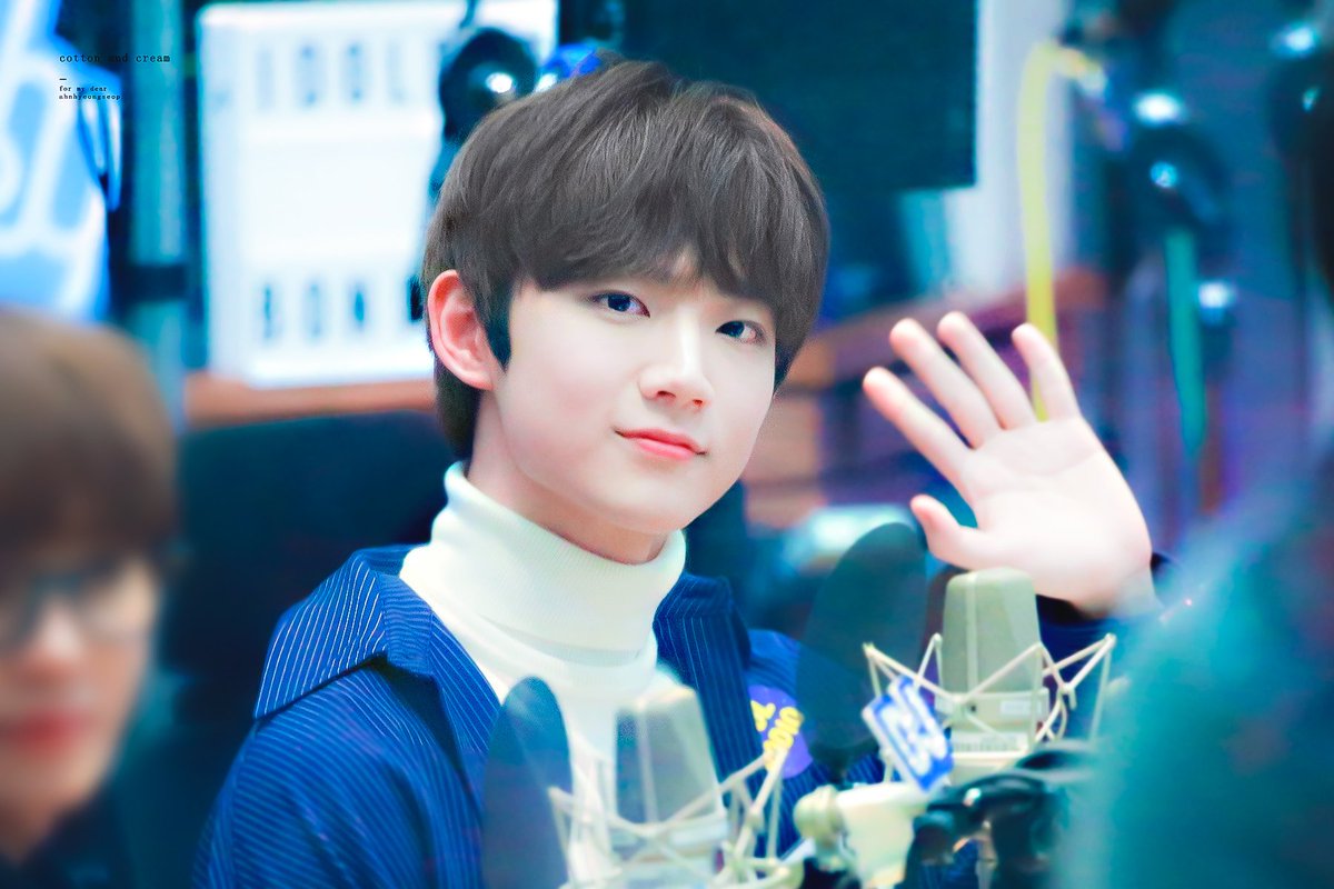 cottonncream99's tweet photo. 181219 아이돌 라디오 HQ

#안형섭 #형섭 #HYEONGSEOP https://t.co/ilyq101Ejo