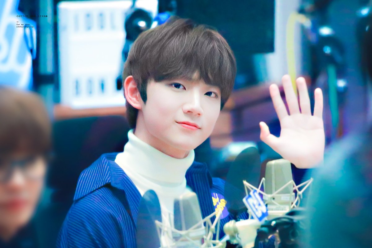 cottonncream99's tweet photo. 181219 아이돌 라디오 HQ

#안형섭 #형섭 #HYEONGSEOP https://t.co/ilyq101Ejo