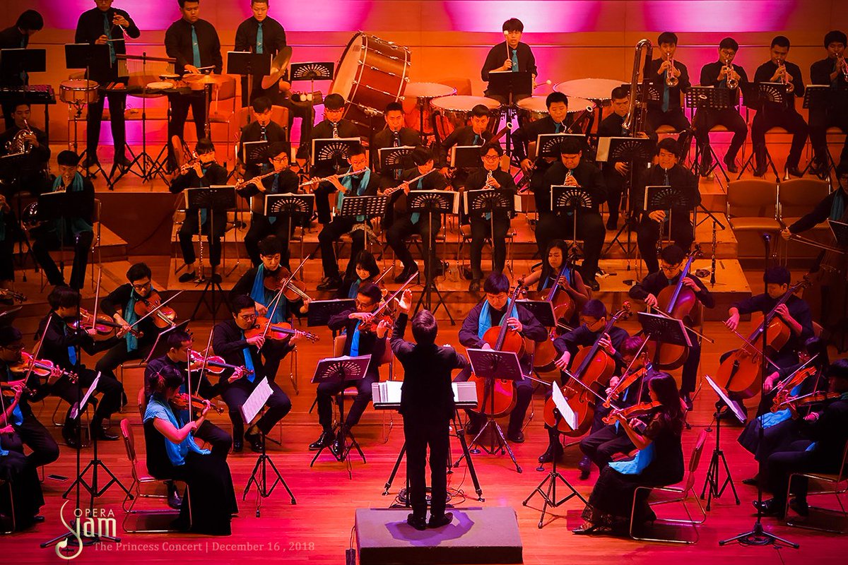 _ANNABELL_'s tweet photo. เปิดตัวเพลงแรกในคอนเสิร์ตอย่างอลังการด้วย Beauty And The Beast Overture อำนวยเพลงโดย คุณพิซซ่า ทฤษฎี ณ พัทลุง
.
ติดตามภาพได้ที่ OperaSiam
https://t.co/fuKRf70OD4
.
#OperaSiam #SiamSinfonietta #Orchestra #ClassicalMusic #Classical #Trisdee #ThePrincessConcert https://t.co/we5QgbN3by