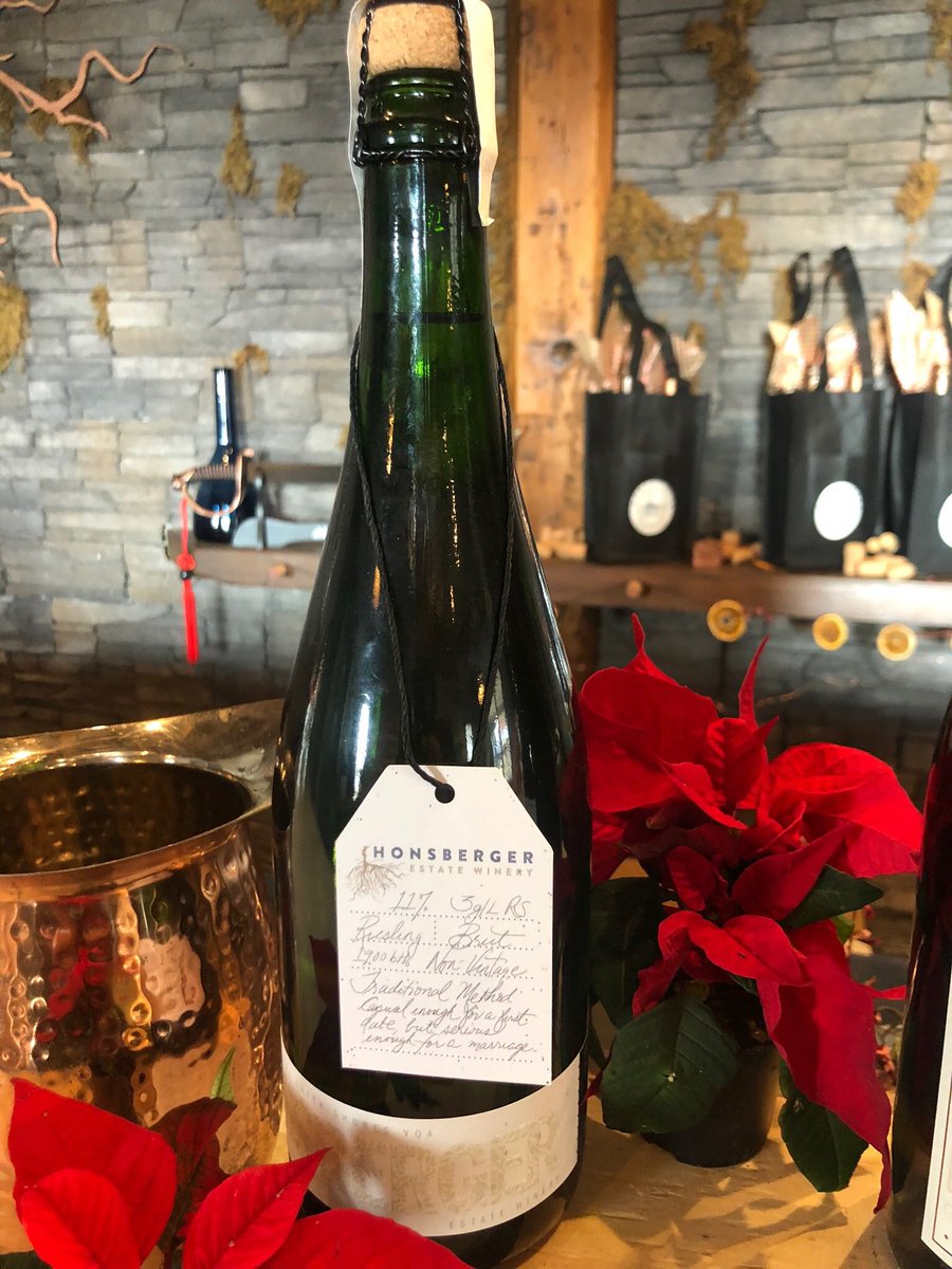 CondottaRob's tweet photo. Merry Christmas to all. There is still time to grab a nice bottle of wine from our Retail Store @HonsEstateWine. Open 11-430 today. The Small Barn restaurant is open 11am - 10 if you wish to join us. Cheers and have a great holiday. #smallbarn #VQA #local #GGO #LincolnON #jordan https://t.co/LNBHRDcaa0