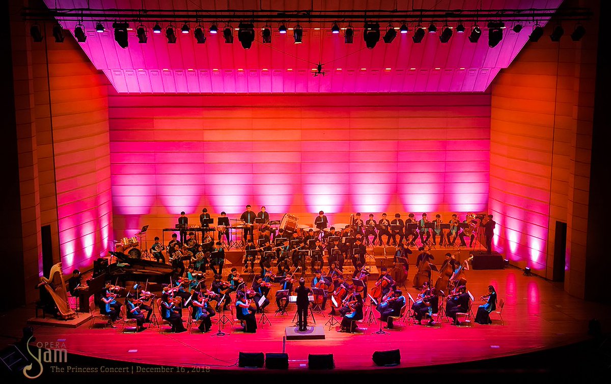 _ANNABELL_'s tweet photo. เปิดตัวเพลงแรกในคอนเสิร์ตอย่างอลังการด้วย Beauty And The Beast Overture อำนวยเพลงโดย คุณพิซซ่า ทฤษฎี ณ พัทลุง
.
ติดตามภาพได้ที่ OperaSiam
https://t.co/fuKRf70OD4
.
#OperaSiam #SiamSinfonietta #Orchestra #ClassicalMusic #Classical #Trisdee #ThePrincessConcert https://t.co/we5QgbN3by